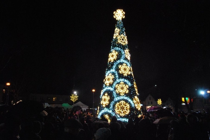 Kretingoje – Kalėdų pasaka ant istorinių miesto pastatų