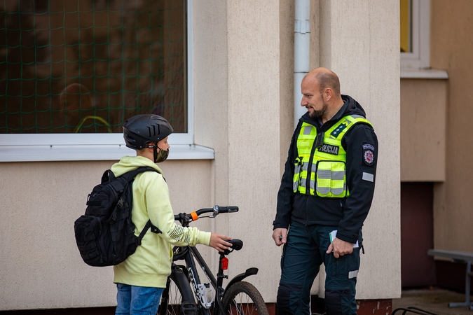 Reidas Slengiuose: tikrino, ar dviratininkai ir paspirtukininkai laikosi taisyklių