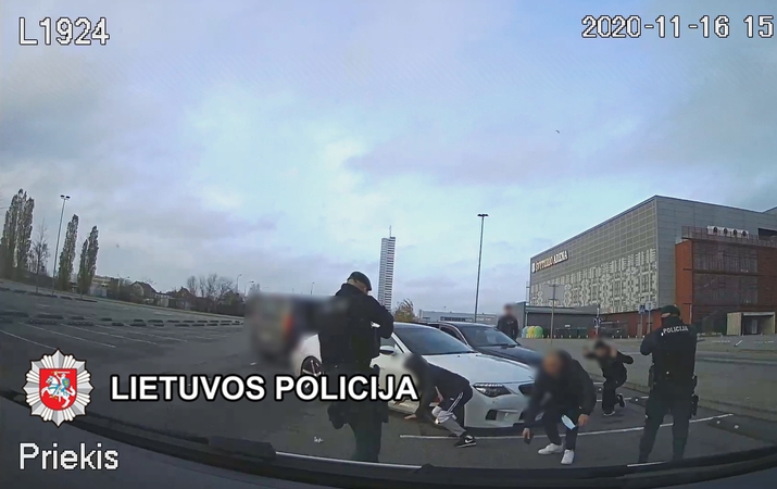 Klaipėdos policija sulaikė penkis turto prievartavimu įtariamus vyrus