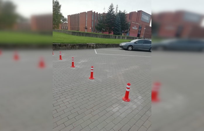 Į sporto klubą – šaligatviu: pažeidėjus prie Žvejų rūmų stabdys kliūtys