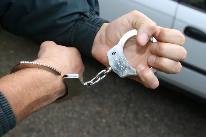 Per sulaikymą Biržų rajone nukentėjo įtariamasis ir policininkas
