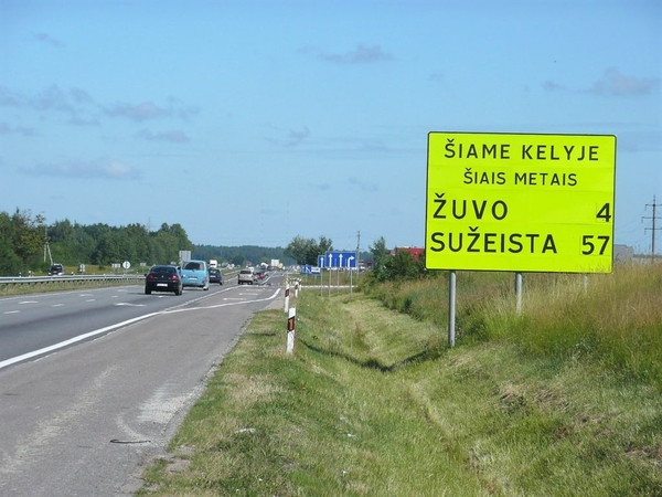 Apie įvykusias avarijas pranešantys kelio ženklai tik blaško vairuotojus?