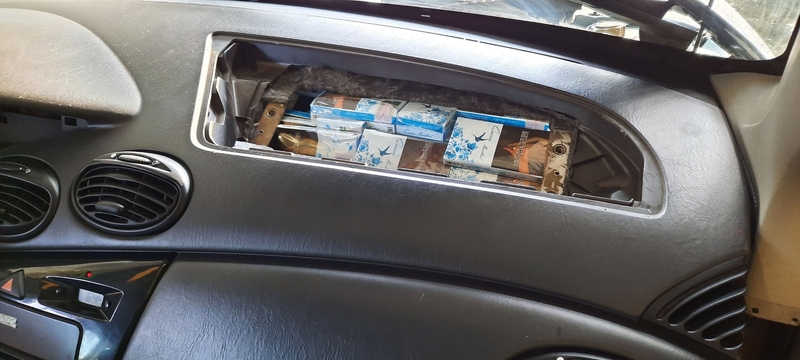 Iš Baltarusijos įvažiavusiose senose mašinose aptikta 3,7 tūkst. pakelių kontrabandinių cigarečių