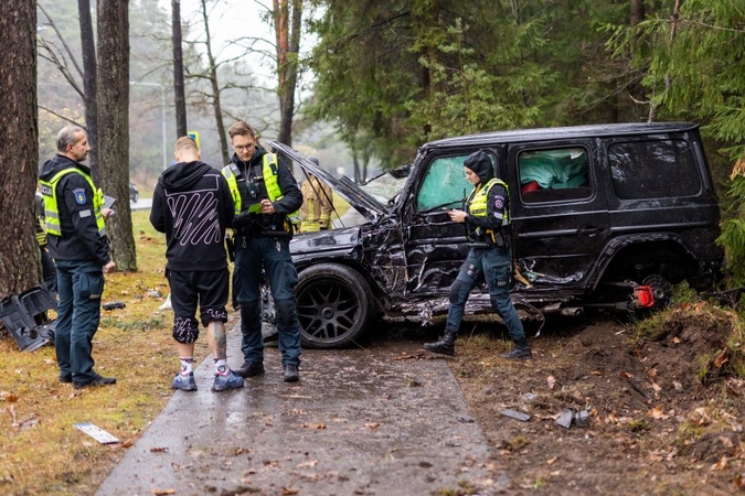 Vilniuje „Mercedes-Benz“ visureigis nulėkė nuo kelio ir rėžėsi į medžius