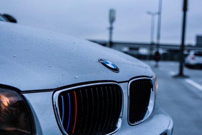 BMW skrydis: nuo smūgio į namą sustabdė tvora, vairuotojas paspruko