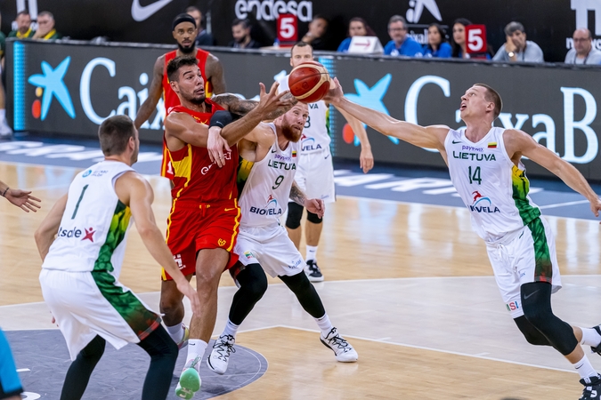 Persvara: lietuviai laimėjo kovą su ispanais dėl kamuolio 42:38, o vien prie savo krepšio – 33:18.