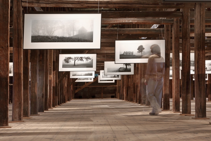 Bernardinų bažnyčios palėpėje atidaryta analoginių fotografijų paroda „Rūko alchemija“