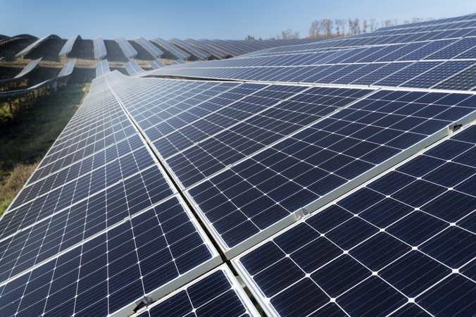„Ignitis grupė“ ketina investuoti 700 mln. eurų į saulės ir vėjo projektus Latvijoje