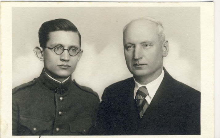 Dviese: A. Žukauskas-Vienuolis su sūnumi Stasiu, tuo metu tarnavusiu Lietuvos kariuomenėje. Kaunas. 1937. VŽM 4957