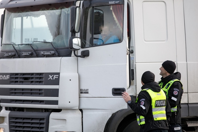 0,39 prom. įpūtęs vilkiko vairuotojas pareigūnams pasiūlė beveik 1 tūkst. eurų kyšį