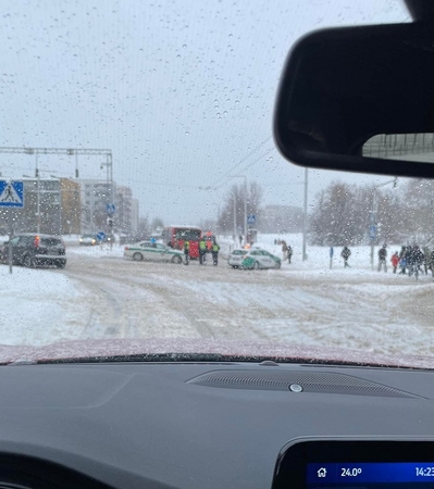 Stotelėje Vilniuje maršrutinis autobusas partrenkė mažametį