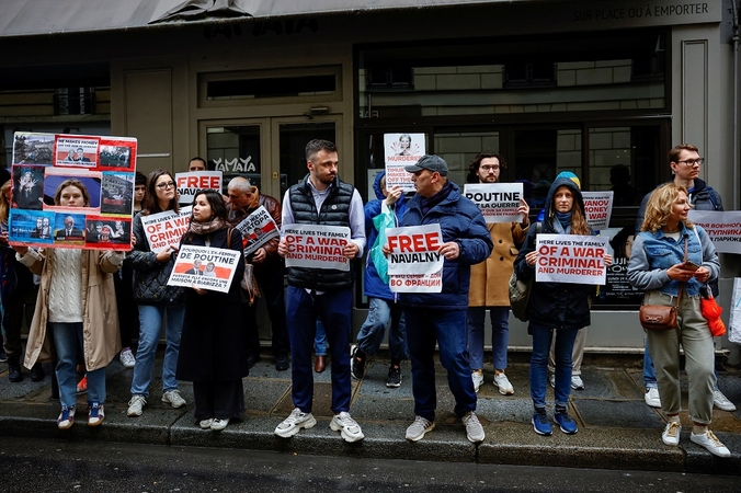 Protestuotojai Paryžiuje mitingavo prieš V. Putino ministro „kruvinus pinigus“