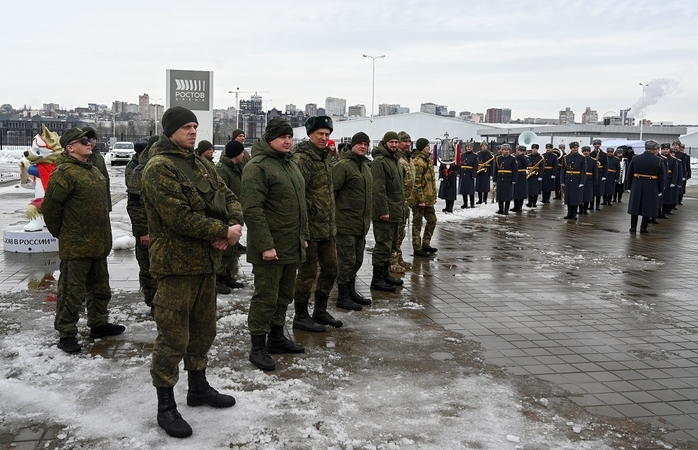 Rusų kariai ceremonijos metu gavo automobilių, tinkamų važiuoti danga be kelio.