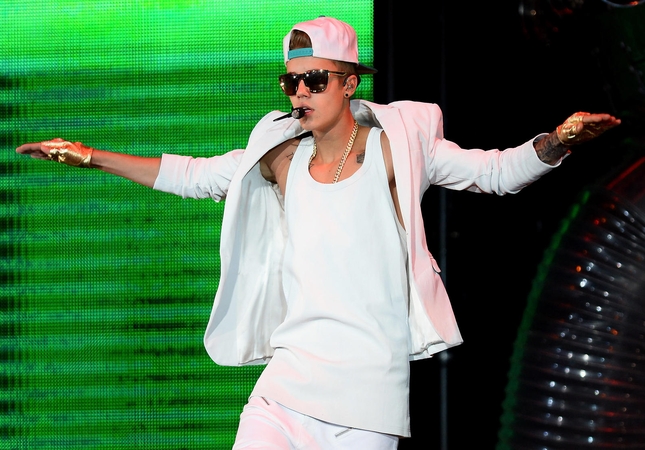J. Bieberis po šokiruojamos vaizdo medžiagos susisiekė su B. Clintonu 