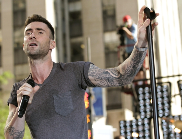 "Maroon 5" grupės lyderis susižadėjo su modeliu iš Namibijos