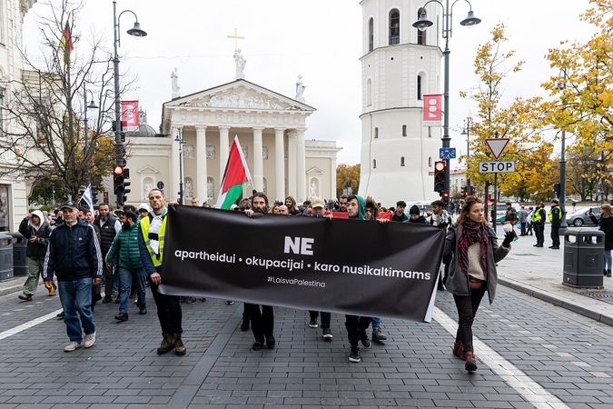 Vilniuje per šimtą žmonių tylia eisena reiškia solidarumą dėl žuvusių palestiniečių