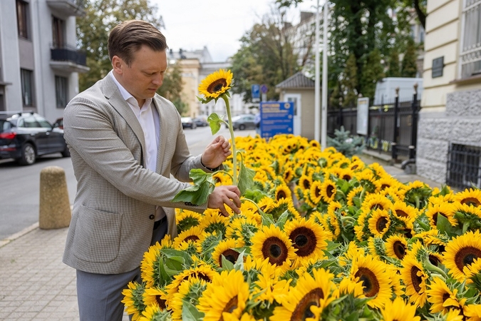 Prie Ukrainos ambasados – beveik 1 tūkst. saulėgrąžų: vilniečiai kviečiami aukoti ir pasiimti žiedą