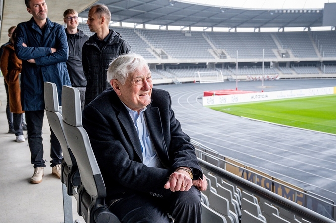V. Adamkus išpildė seną troškimą: jaunystės rekordus prisiminė viešėdamas Kauno stadione