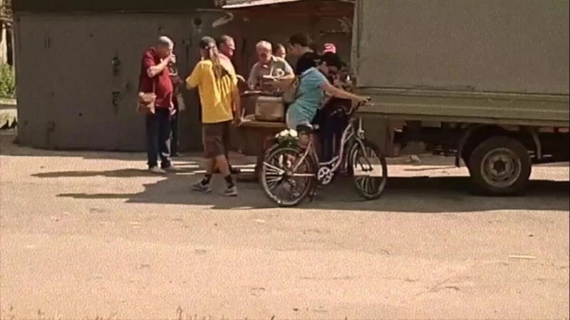 Dėl košės ir vandens Mariupolio gyventojai verčiami sunkiai dirbti (vaizdo įrašas)