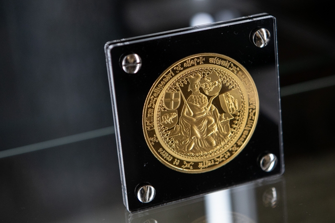 Nacionaliniame muziejuje pristatytas kilogramą sveriantis sidabro medalis