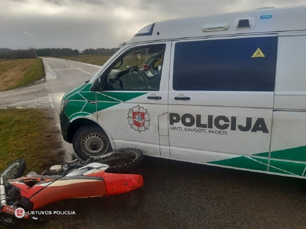 Nuo policijos pareigūnų sprukęs neblaivus motociklininkas trenkėsi į jų automobilį