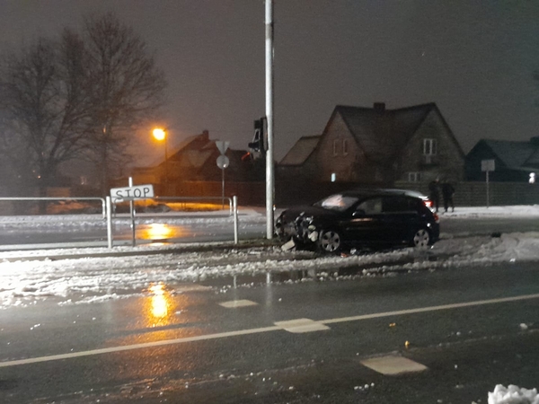 Kretingoje mašinos nesuvaldęs neblaivus vyras sulaužė šviesoforą, kelio ženklą, stulpą