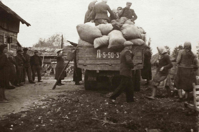 Liudijimas: slapta fotografuotas 1951 m. spalio mėn. vykdyto trėmimo momentas.  Jį nufotografavęs pogrindinės organizacijos narys Kazys Kavoliūnas 1952 m. suimtas ir nuteistas 25 m. lagerio.