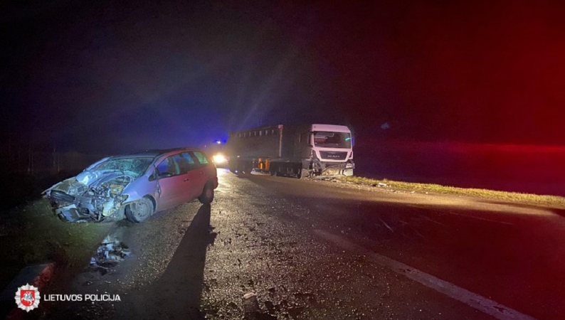Para kelyje: dėl sužalojimų vienas asmuo mirė ligoninėje, nukentėjo dvylika