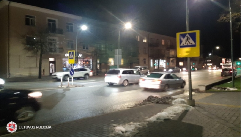Praėjusią parą keliuose sužeista trylika žmonių, tarp jų – dvi mažametės keleivės