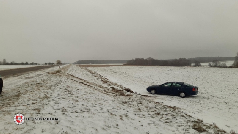 Naujųjų metų savaitgalis keliuose: per eismo įvykius nežuvo nė vienas žmogus, nukentėjo 37