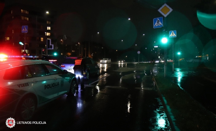 Praėjusią parą per eismo įvykius žuvo pėsčioji, nukentėjo dviratininkė