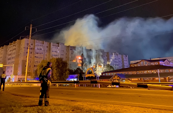 Rusija teigia, kad karinis lėktuvas į daugiabutį atsitrenkė dėl gedimo