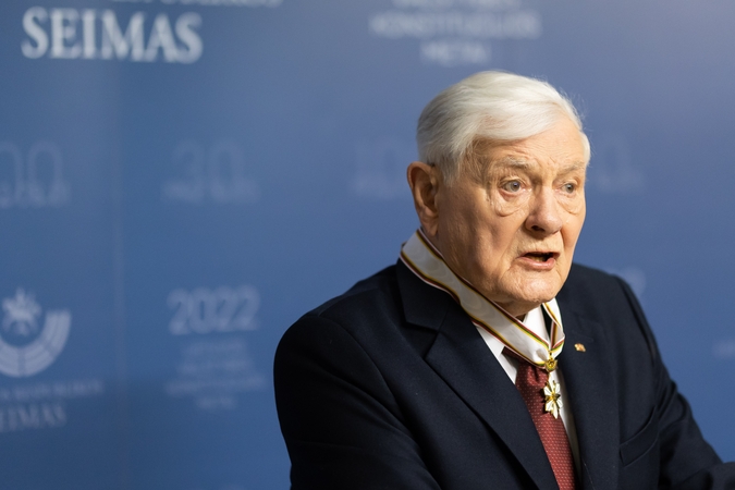 V. Adamkus atsidūrė ligoninėje