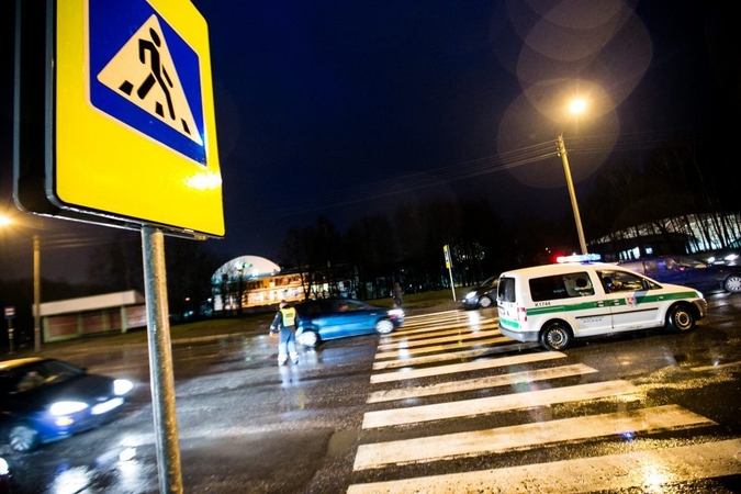 Kelių erelių įžūlumas: pasprunka pėsčiųjų perėjoje partrenkę pagyvenusias moteris