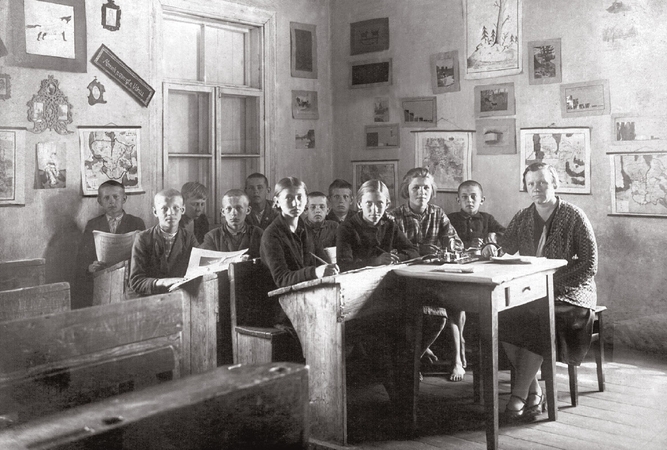 Mokslai: antroje eilėje pirmas iš kairės Stasys Mikšta. 1930 m. gegužės 27 d. 