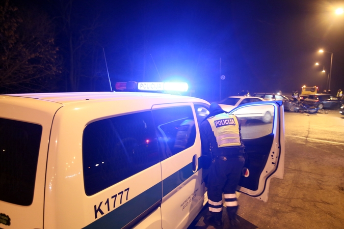 Girtas ir teisės vairuoti netekęs vyras sukėlė avariją