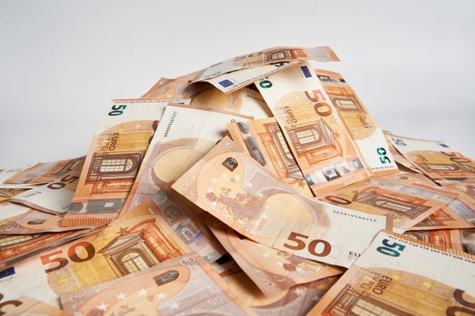 Nesutaria, ar palūkanas padidinęs ECB pasielgė teisingai: vyriausybėms teks pasverti