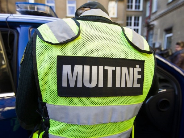 Baltarusis vilkiko vairuotojas bandė papirkti muitinės pareigūną
