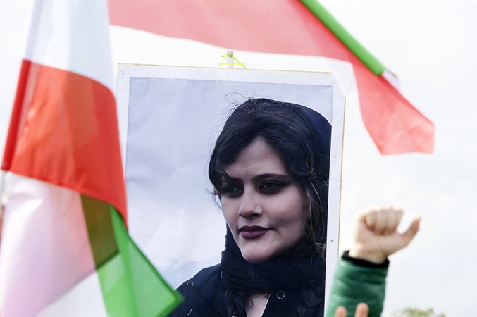 Talibanas šūviais vaikė Irano protestus palaikančias moteris