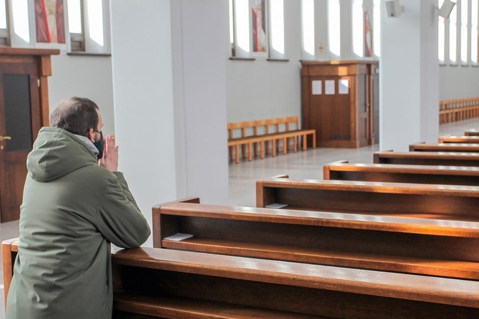 Bažnyčioms – naujos rekomendacijos dėl COVID-19: tikintieji baiminasi nuotolinių mišių