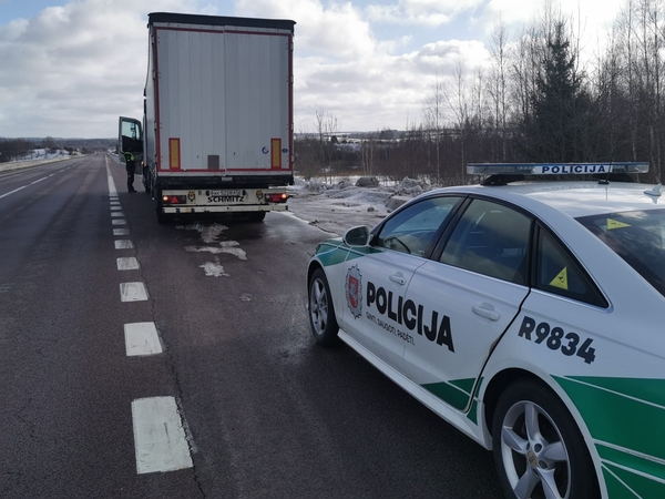 Kelyje „Via Baltica“ – latvio ir lenko vilkikų susidūrimas: vienas įvažiavo į griovį