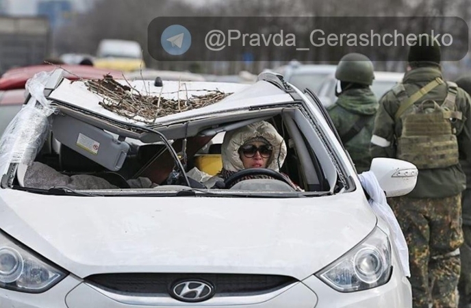 Šokiruoja: mariupoliečiai iš miesto spruko suknežintais ir apšaudytais automobiliais