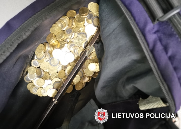 Iš parkavimo automato kasos vogę vyrai kriminalistams įkliuvo su įkalčiais
