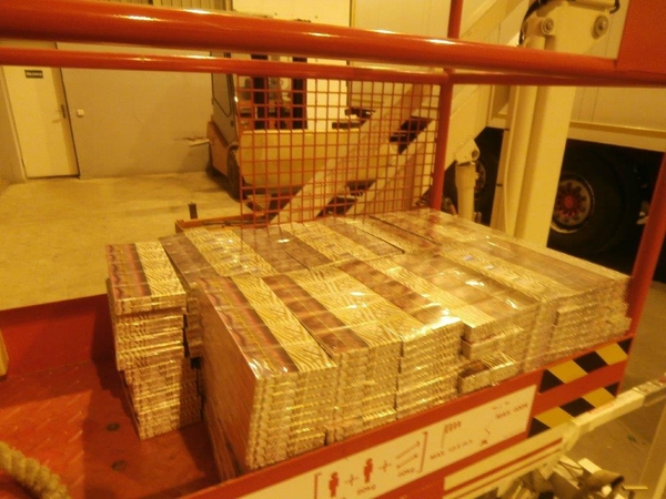 Muitininkai automobilyje aptiko 1,5 tūkst. pakelių kontrabandinių cigarečių
