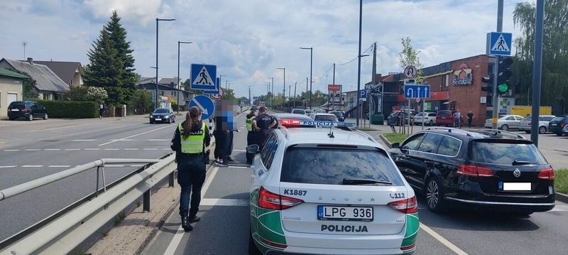 Daugiau nei 3 promiles įpūtusi moteris važinėjosi po Karmėlavą: raktelius atėmė liudininkai