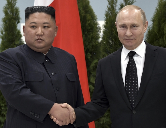 Kim Jong Unas stebi karą Ukrainoje ir mokosi iš V. Putino