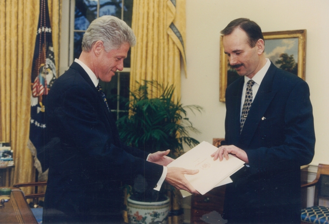 Pradžia: JAV pre­zi­den­tas B.Clin­to­nas prii­ma S.Sa­ka­laus­ko ski­ria­muo­sius raš­tus. 1997 m. lapk­ri­čio 17 d.