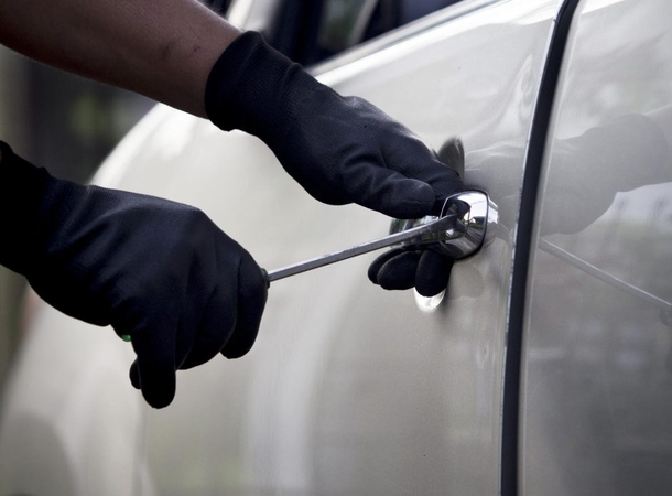 Panevėžyje neblaivus vyras sumušė vairuotoją ir pagrobė automobilį
