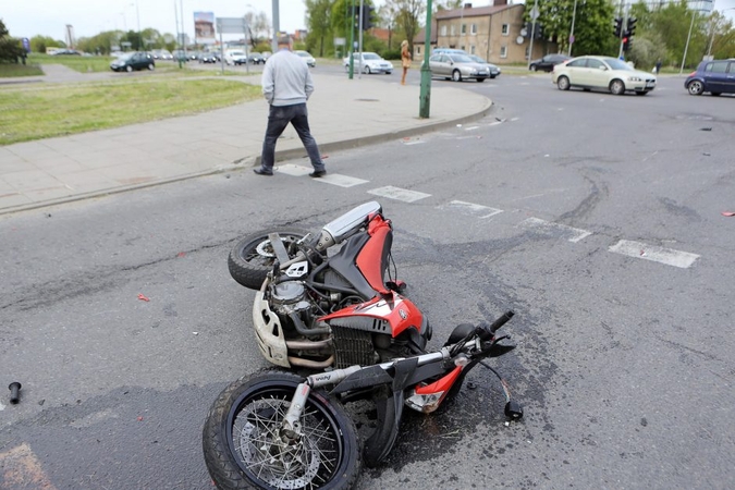 Automobilis sužalojo du septyniolikmečius motociklininkus