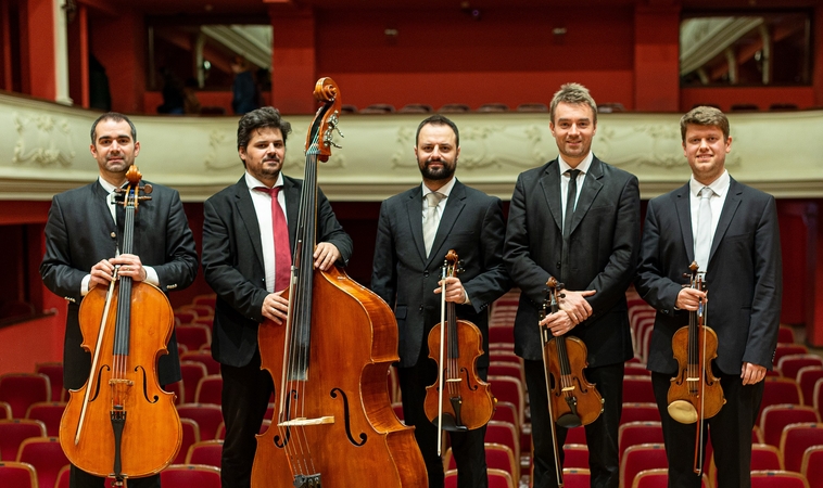 Meistrai: kolektyvas su Vienos klasikų ženklu „Wiener Kammersymphonie“ puoselėja senąsias tradicijas ir ieško naujų muzikos horizontų.